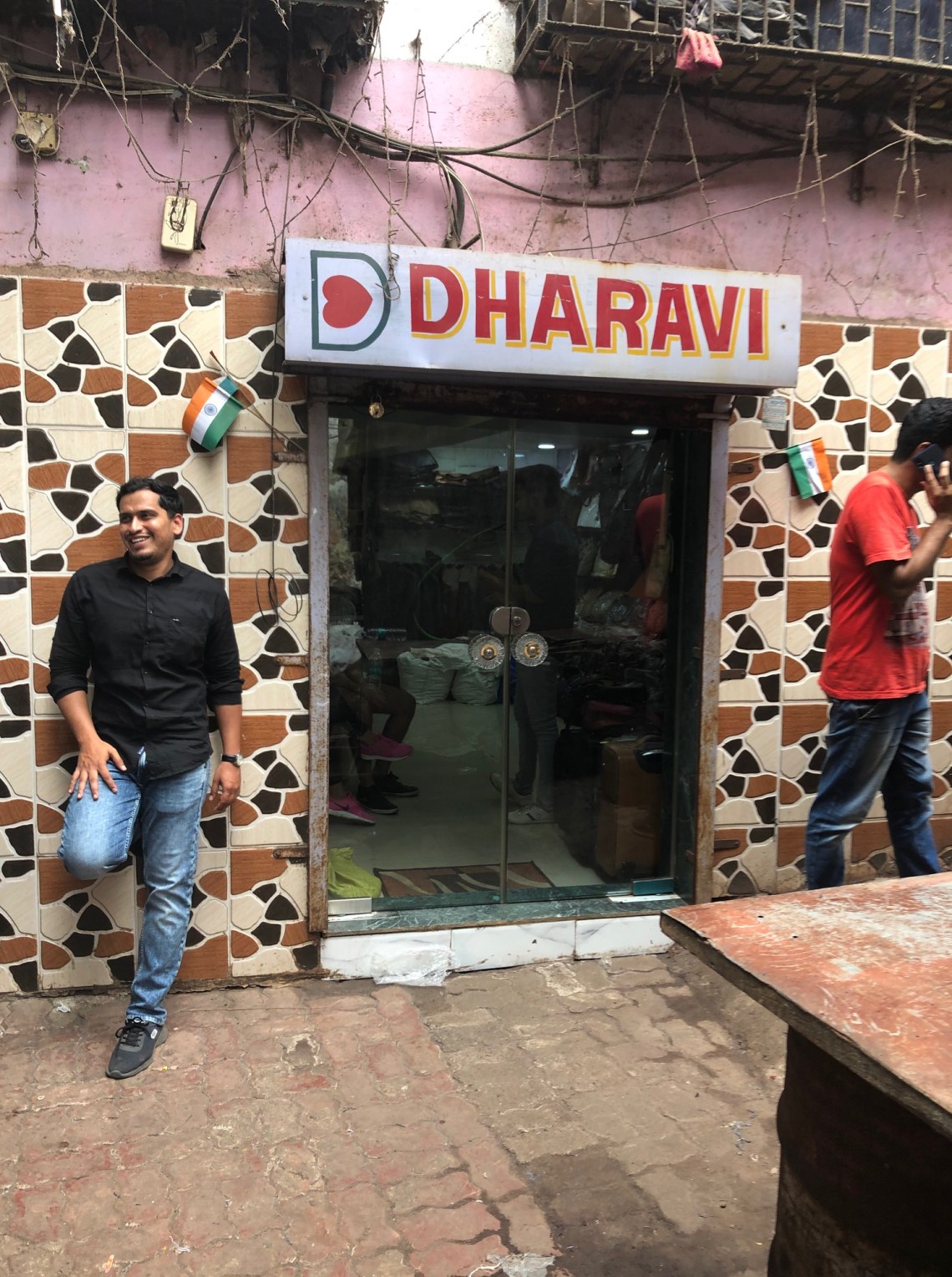 Oves_by_the_leather_outlet_Elana_Wolff