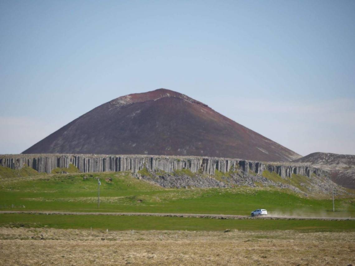 Gerduberg_Basalt_Columns_Front_a_Volcano